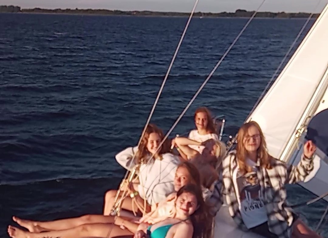 obcięte dziewczyny w przechyle